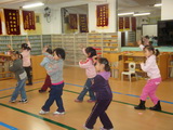 赸